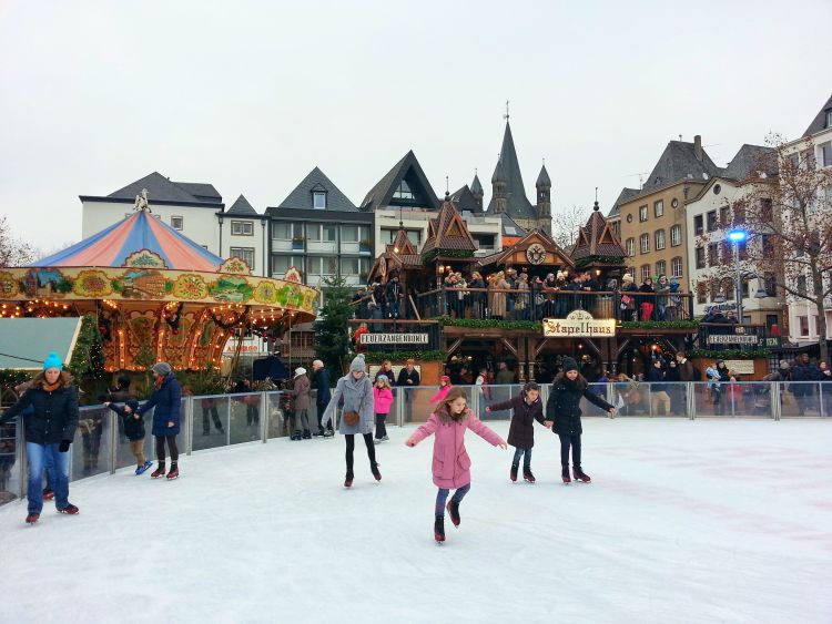 Eislaufbahn im Herzen des Kölner Weihnachtsmarktes Eislaufbahn im Herzen des Kölner Weihnachtsmarktes