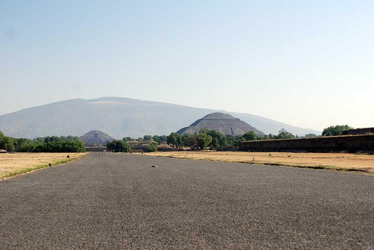 Auf der Straße der Toten und Blick auf die Mond- und Sonnenpyramide