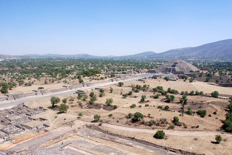 Blick von der Sonnenpyramide auf die Straße der Toten und auf die Mondpyramide