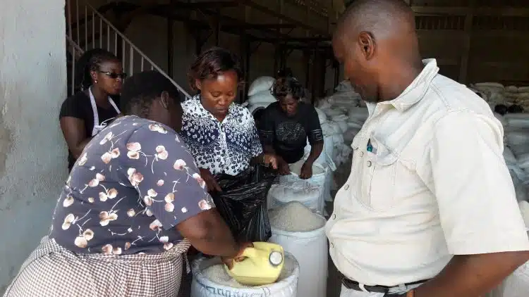 1 kg Reis kostet 100 Kenia Schilling (ca. 0,90 €)