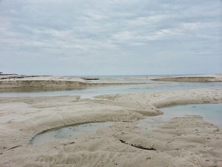 Blick aufs Meer mit Fluss im Rücken