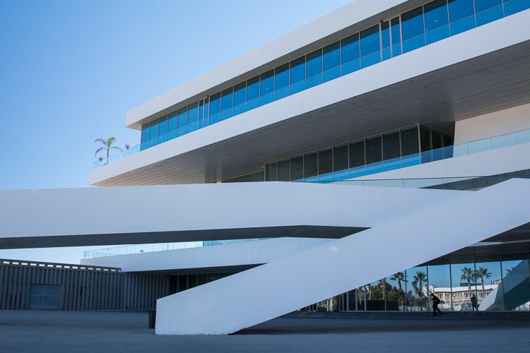 Das Gebäude Veles I Vents am Hafen in Las Arenas