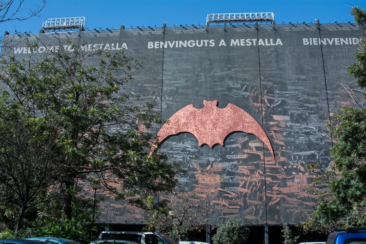 Glitzer Fledermaus am Fußballstadion Valencia FC