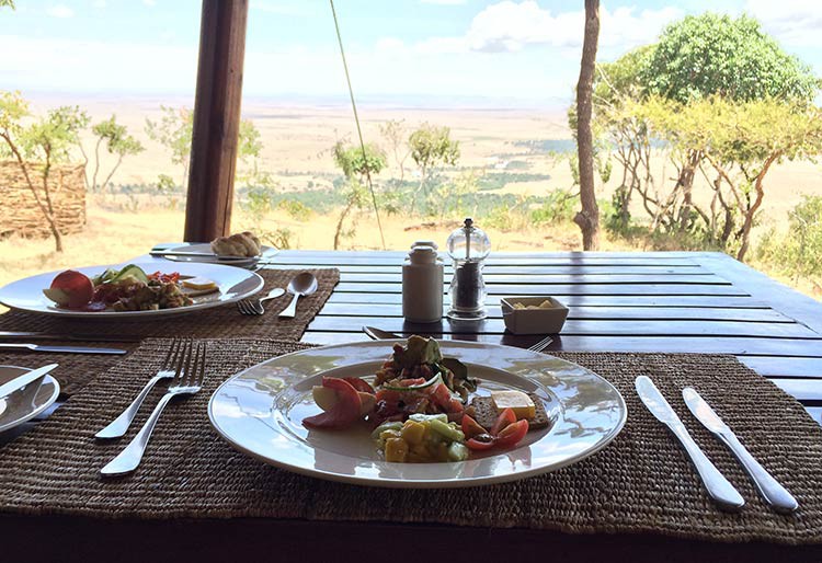 Traumhafter Blick auf die Masai Mara beim Essen Traumhafter Blick auf die Masai Mara beim Essen
