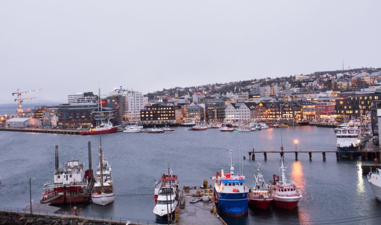 Blick von der Tromsö-Brücke auf den Hafen und das Stadtzentrum