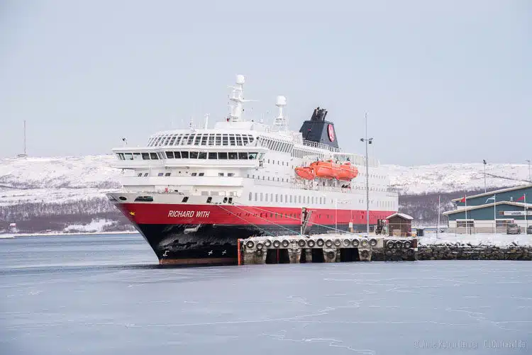 Postschiff im Hafen von Kirkenes Postschiff im Hafen von Kirkenes