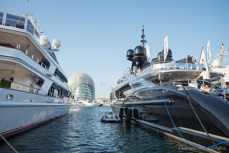 Blick vom Yas Marina Boardwalk