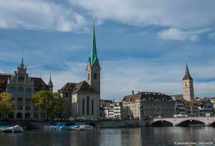 Das Fraumünster (li.) und St. Peter-Kirche (re.) Das Fraumünster (li.) und St. Peter-Kirche (re.)