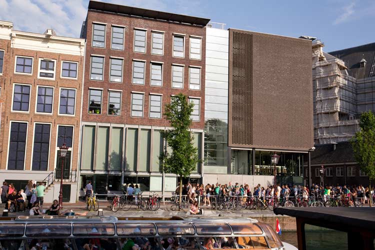 Lange Schlange stehen vor dem Anne Frank Haus Lange Schlange stehen vor dem Anne Frank Haus