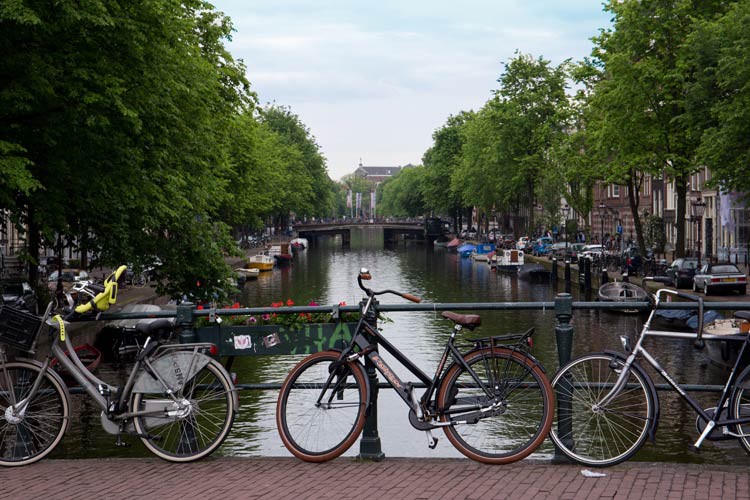 Fahrrad angelehnt an Geländer in Amsterdam Fahrrad angelehnt an Geländer in Amsterdam