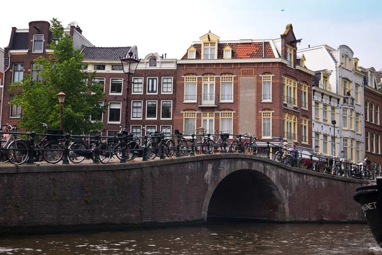 Blick auf die Häuser von der Gracht aus Blick auf die Häuser von der Gracht aus