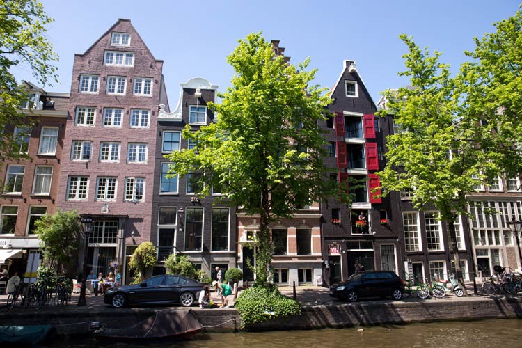 Eine Gracht in Amsterdam mit den ursprünglichen Häusern Eine Gracht in Amsterdam mit den ursprünglichen Häusern