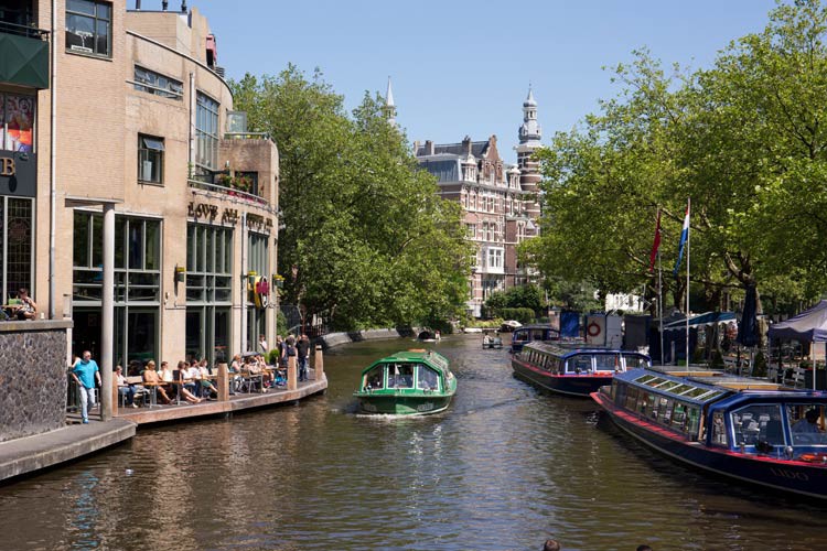 Gracht in Amsterdam machen mit Boot