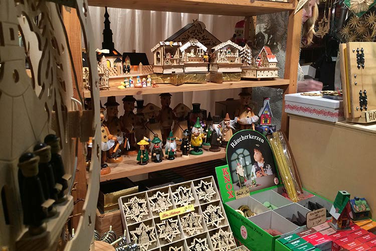 Darf wahrscheinlich auf keinem Weihnachtsmarkt fehlen - Schnitzereien aus Holz Darf wahrscheinlich auf keinem Weihnachtsmarkt fehlen - Schnitzereien aus Holz