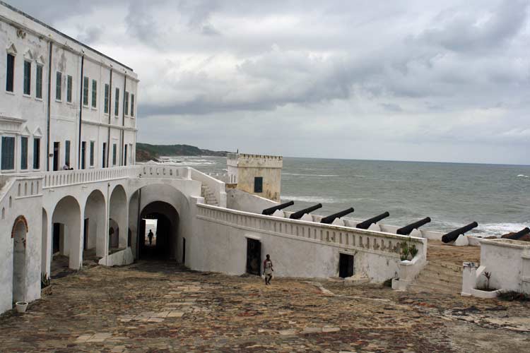 Cape Coast Castle mit Blick auf Meer