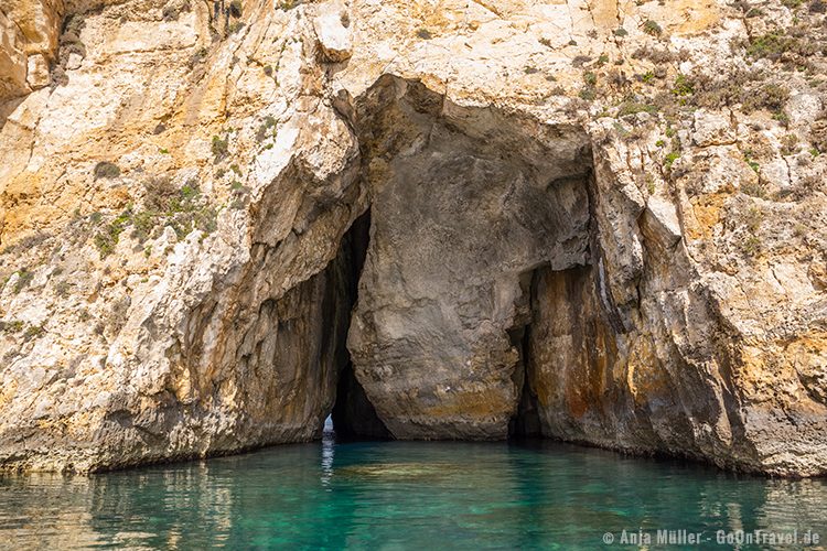 Auf dem Weg zum Azure Window muss man durch diesen Felsspalt.