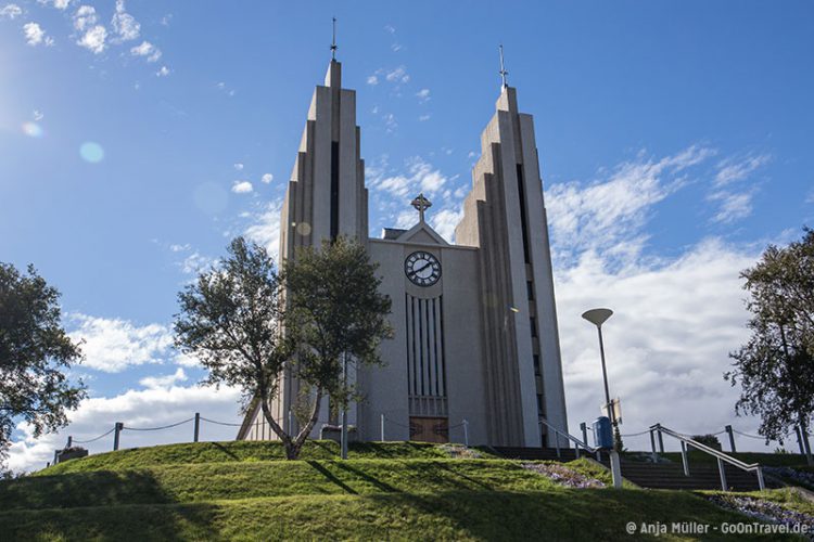 Die Stadtkirche Akureyrarkirkja von Akureyri.