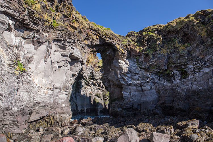 Die Felsformation Baðstofa bei Hellnar