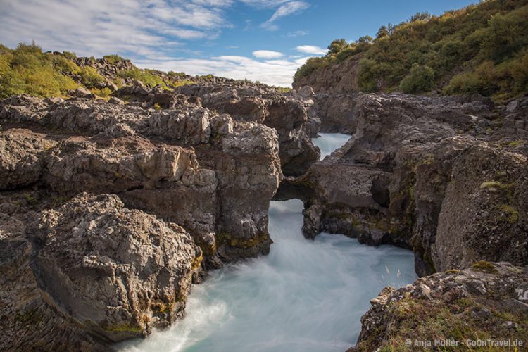 Der Barnafoss liegt direkt in der Nähe vom Hraunfoss.