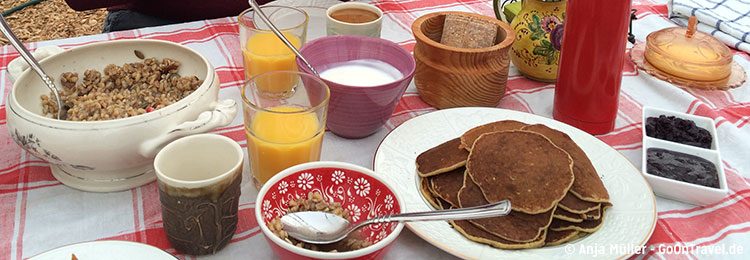 Leckeres Frühstück mit Pfannkuchen und Heidelbeermarmelade