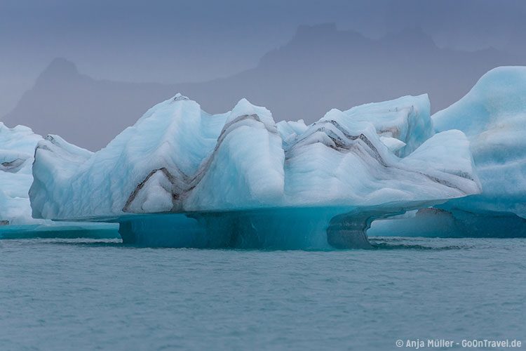 Eisskulptur in der Jökulsalon Glacier Lagoon