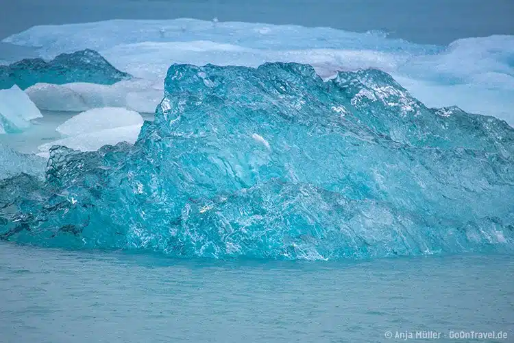 Blaues Eis in der Jökulsalon Glacier Lagoon
