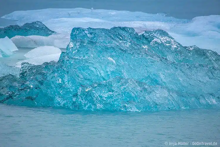 Blaues Eis in der Jökulsalon Glacier Lagoon Blaues Eis in der Jökulsalon Glacier Lagoon