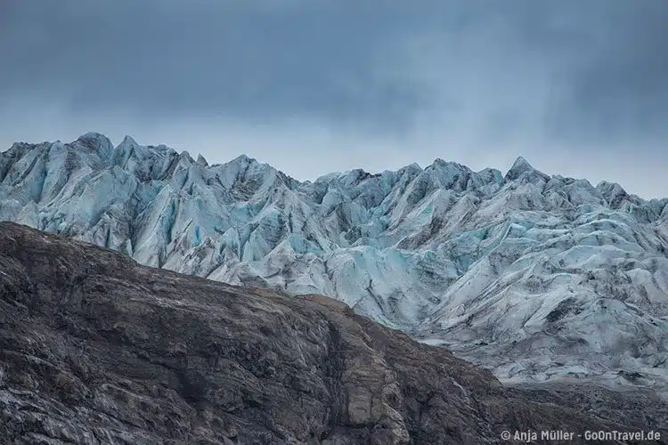Nahansicht auf die Gletscherzunge Flaajökull Nahansicht auf die Gletscherzunge Flaajökull