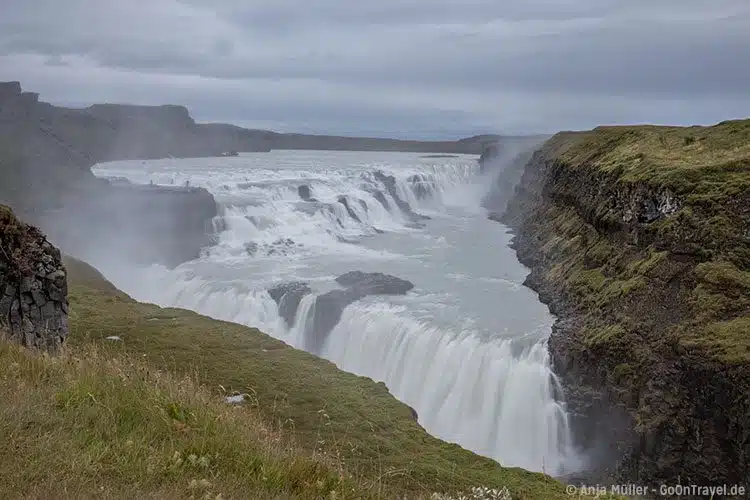Blick auf den gewaltigen Gullfoss Wasserfall
