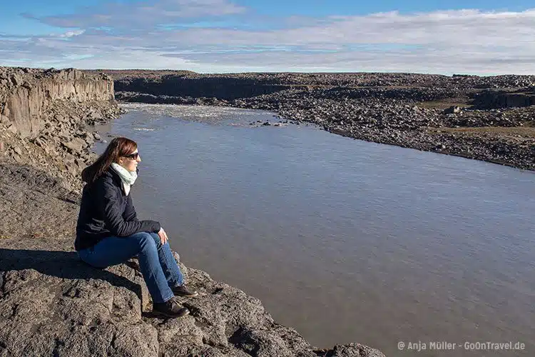 Entspannen am Fluss Jökulsá á Fjöllum, nahe dem Wasserfall Hafragilsfoss. Entspannen am Fluss Jökulsá á Fjöllum, nahe dem Wasserfall Hafragilsfoss.