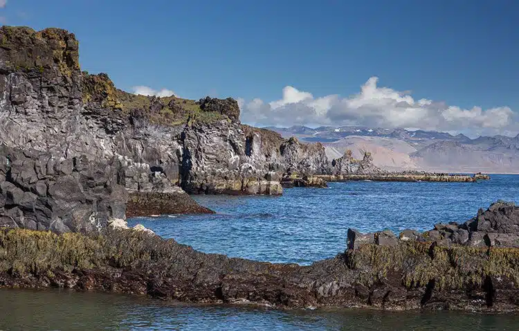 Die schroffe Felsenküste auf der Halbinsel Snæfellsnes