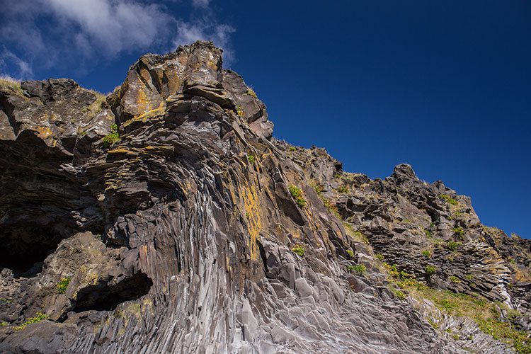 Grandios geformte und übereinander geschichte Steine der Felsformation Baðstofa