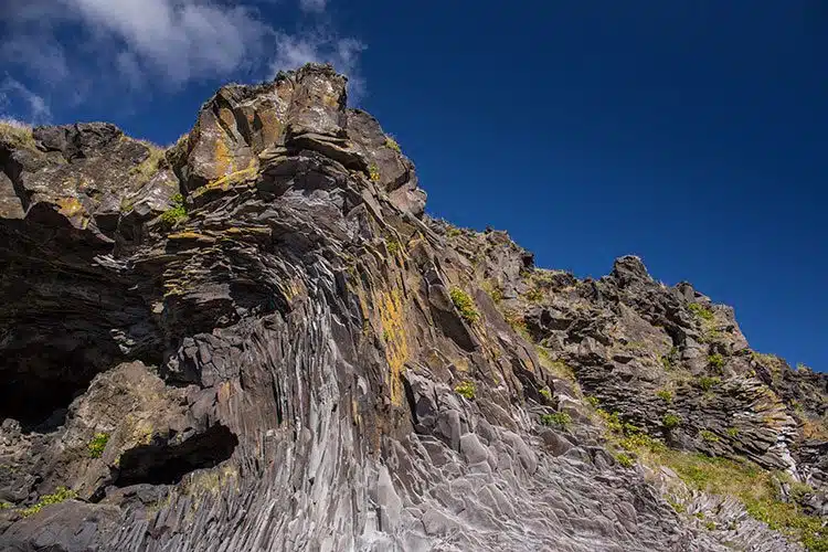 Grandios geformte und übereinander geschichte Steine der Felsformation Baðstofa Grandios geformte und übereinander geschichte Steine der Felsformation Baðstofa