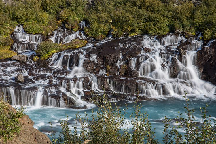 Der Hraunfossar im Westen auf Island