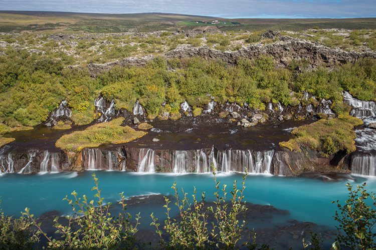 Hraunfossar in seiner vollen Breite