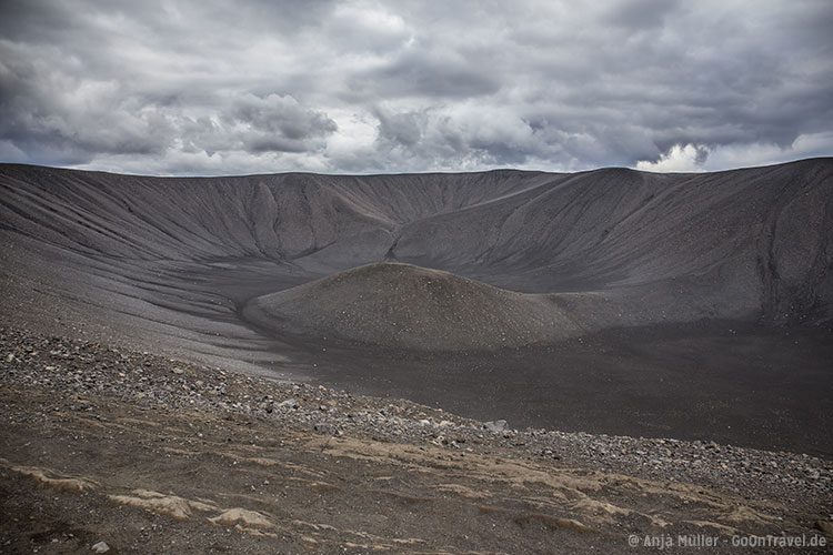 Blick vom Rand aus auf den Hverfjall Blick vom Rand aus auf den Hverfjall