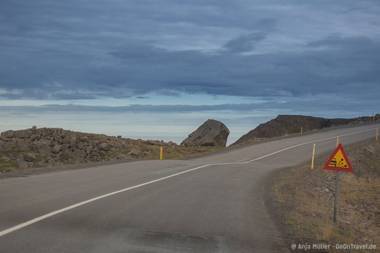 Die Straße in den Nordfjorden verläuft zum Teil direkt am Meer entlang. Die Straße in den Nordfjorden verläuft zum Teil direkt am Meer entlang.
