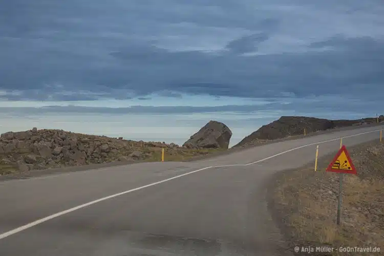 Die Straße in den Nordfjorden verläuft zum Teil direkt am Meer entlang. Die Straße in den Nordfjorden verläuft zum Teil direkt am Meer entlang.