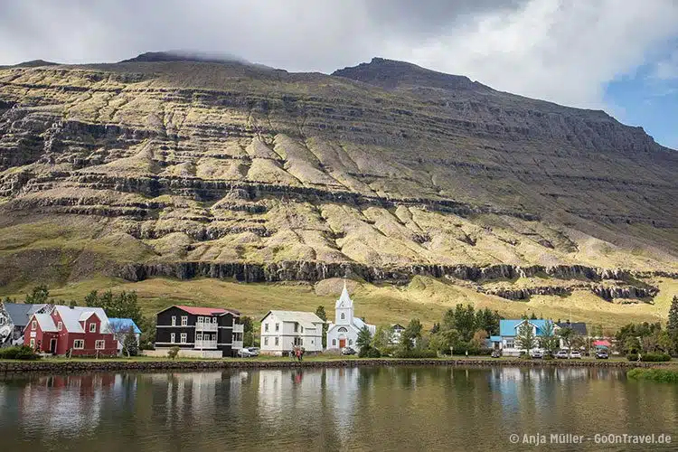 Die Stadt Seydisfjordur in den Ostfjorden von Island