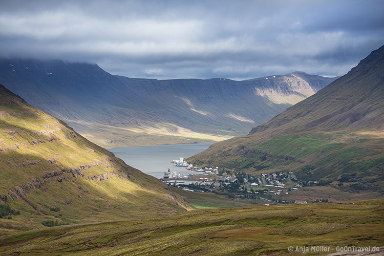 Die Stadt Seydisfjordur von oben