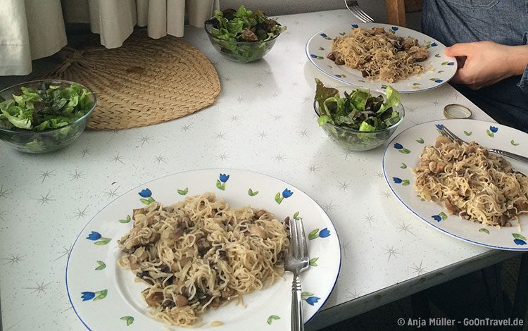 Lecker Abendessen - Nudeln mit frisch gesammelten Pilzen und Salat