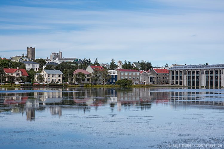 Der See Tjörnin mit Rathaus in Reykjavik Der See Tjörnin mit Rathaus in Reykjavik