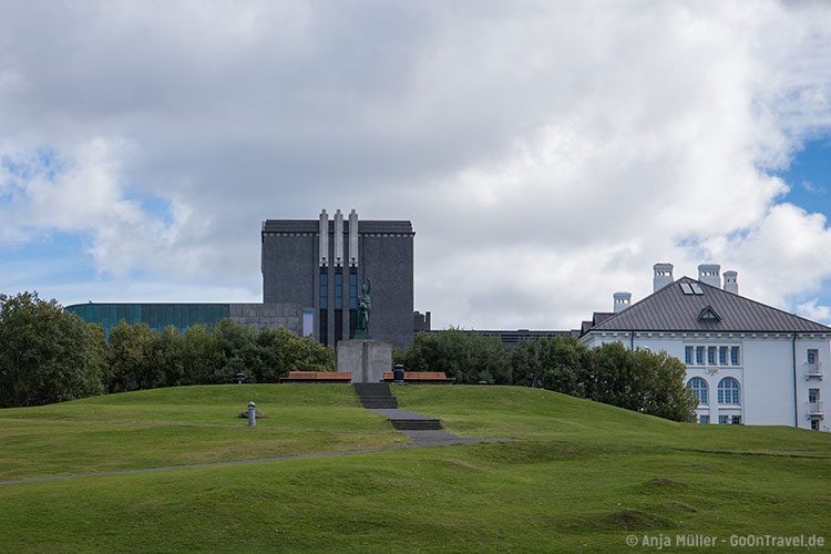 Der Hügel Arnarhóll mit der Statue von Ingólfur Arnarson (der erste Siedler Islands) in Reykjavik Der Hügel Arnarhóll mit der Statue von Ingólfur Arnarson (der erste Siedler Islands) in Reykjavik