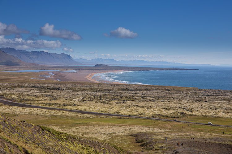 Unterwegs auf der Halbinsel Snæfellsnes mit Blick auf den Strand. Unterwegs auf der Halbinsel Snæfellsnes mit Blick auf den Strand.