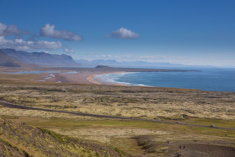 Unterwegs auf der Halbinsel Snæfellsnes mit Blick auf den Strand.