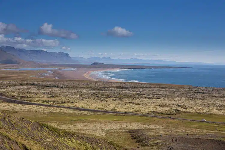 Unterwegs auf der Halbinsel Snæfellsnes mit Blick auf den Strand. Unterwegs auf der Halbinsel Snæfellsnes mit Blick auf den Strand.