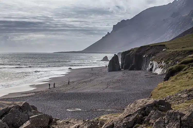 Schwarzer Strand an der Südküste von Island.