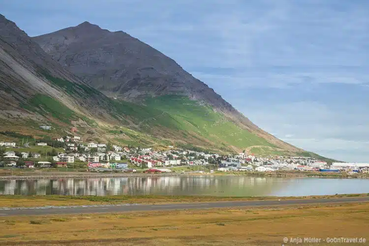 Die Stadt Sigliufjördur in den Nordfjorden von Island.