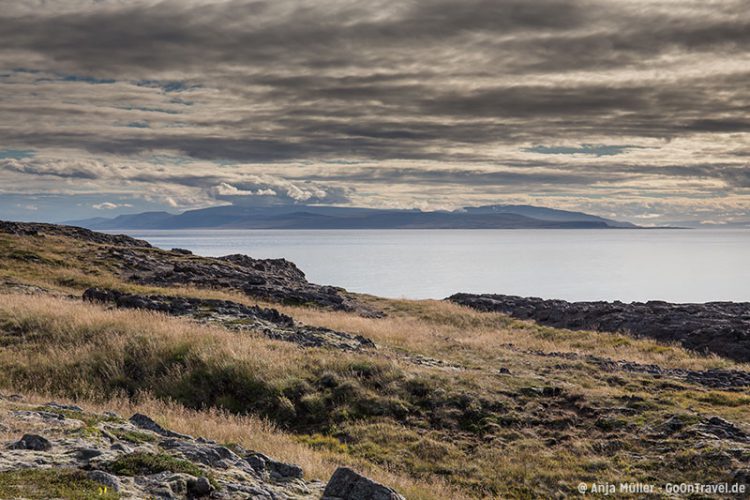 Bei der Stadt Skagaströnd in den Nordfjorden von Island. Bei der Stadt Skagaströnd in den Nordfjorden von Island.