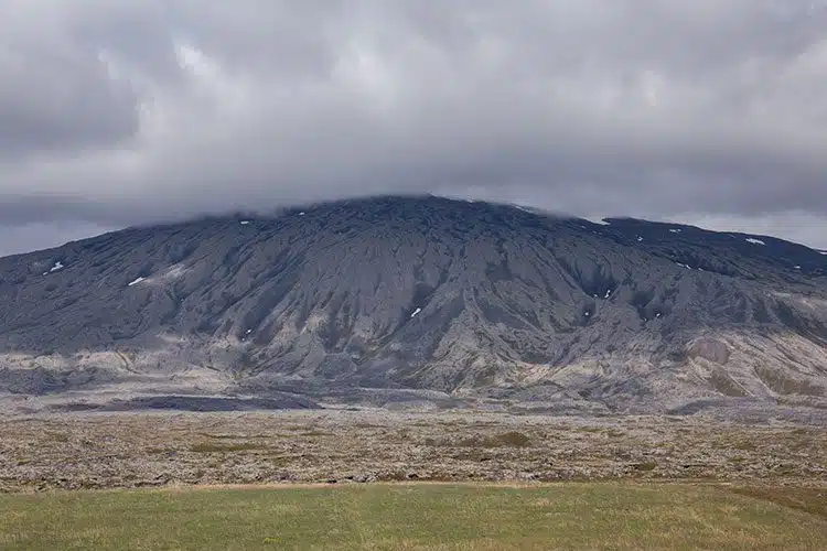Der Gletscher Snæfellsjökull versteckt sich hinter einer dicken Wolke